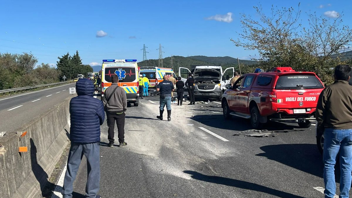 Frontale mortale in Italia, pullman pieno di persone contro furgone. È strage