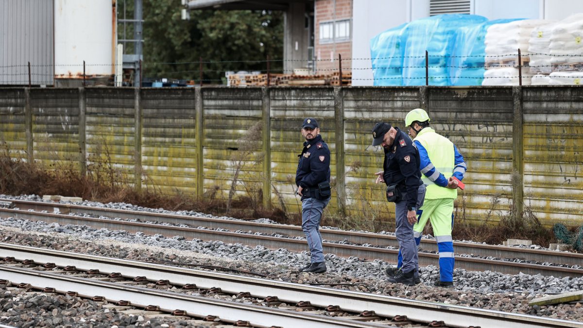 Italia, tragedia sui binari: giovani travolti da un treno in corsa Italia, tragedia sui binari: giovani travolti da un treno in corsa