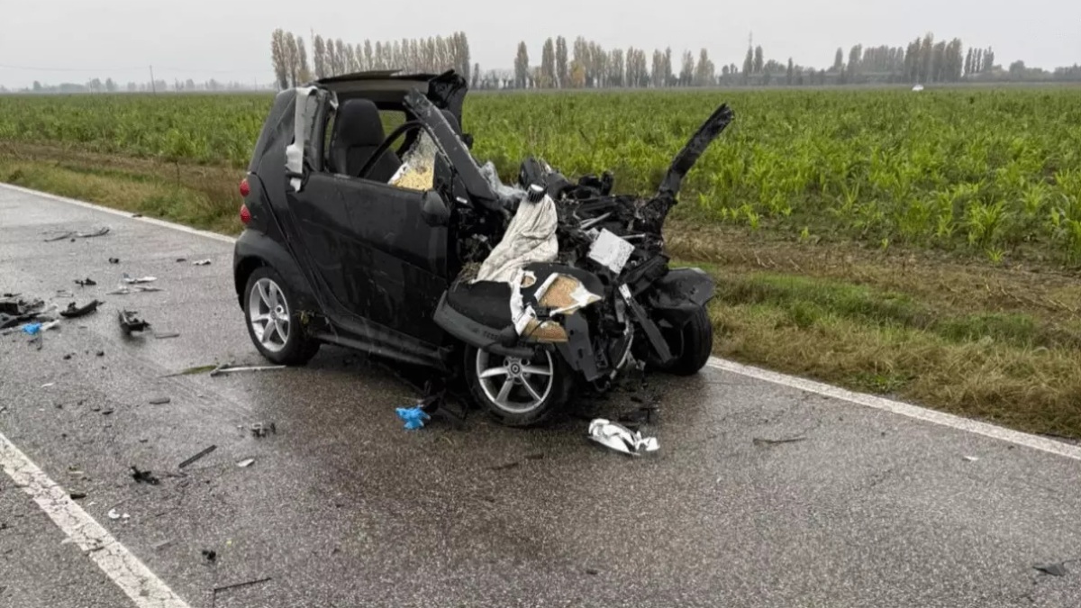 incidente auto bus morta donna