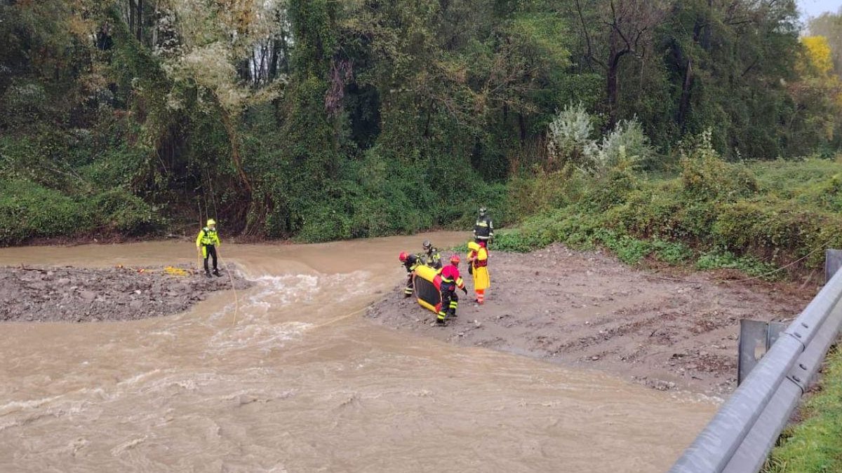 maltempo uomo trascinato via dal torrente terrore in italia