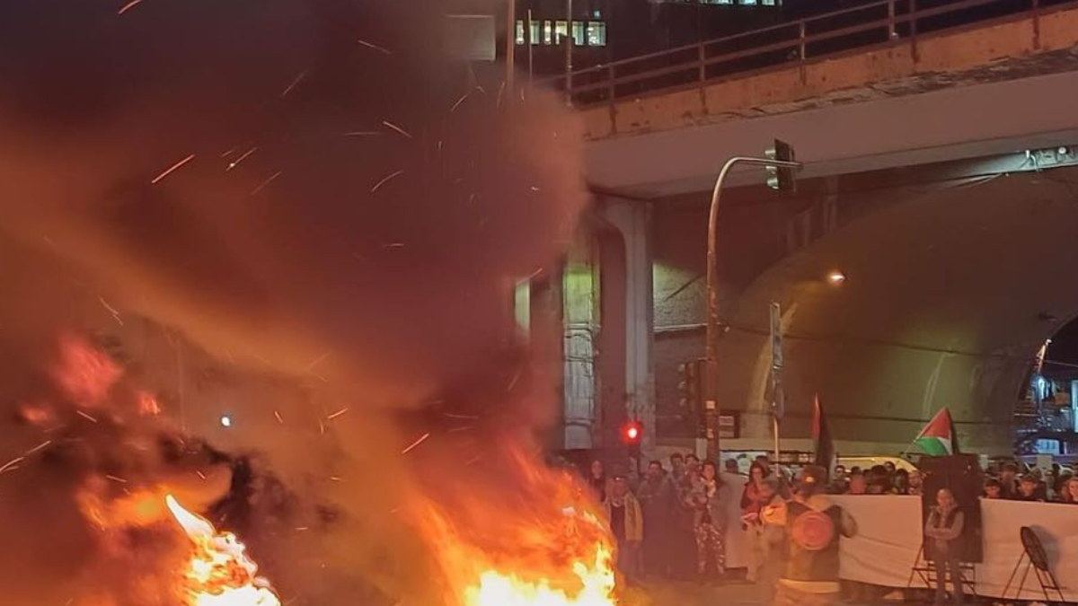 Flotilla, l’Italia in rivolta: copertoni in fiamme a Genova. In 10mila a Roma verso Palazzo Chigi