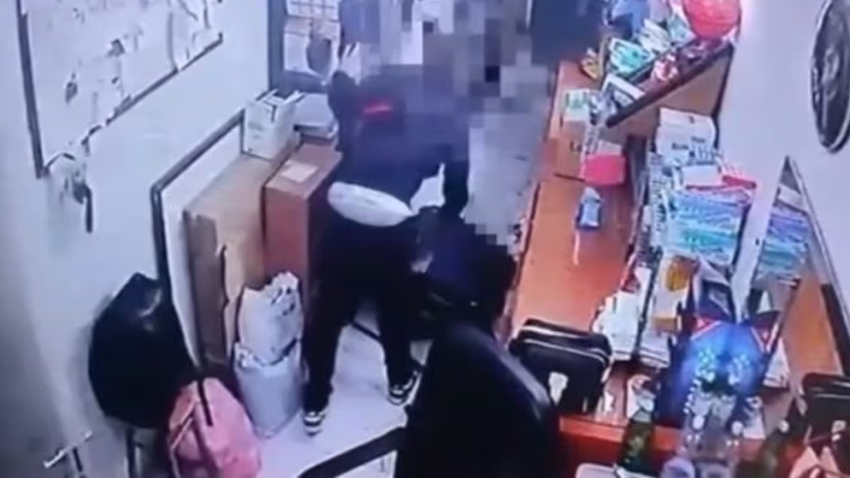 Italia, picchia la moglie malata e la lascia in una pozza di sangue. Incastrato così (Video) Italia, picchia la moglie malata e la lascia in una pozza di sangue. Incastrato così (Video)