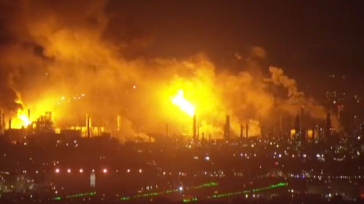 Immagine dell'incendio alla raffineria Chevron di El Segundo, Los Angeles