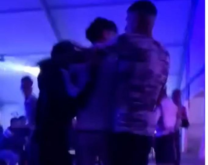 Rissa violentissima alla Festa dell’Unità: colpi di machete, il video diventa virale Rissa violentissima alla Festa dell’Unità: colpi di machete, il video diventa virale