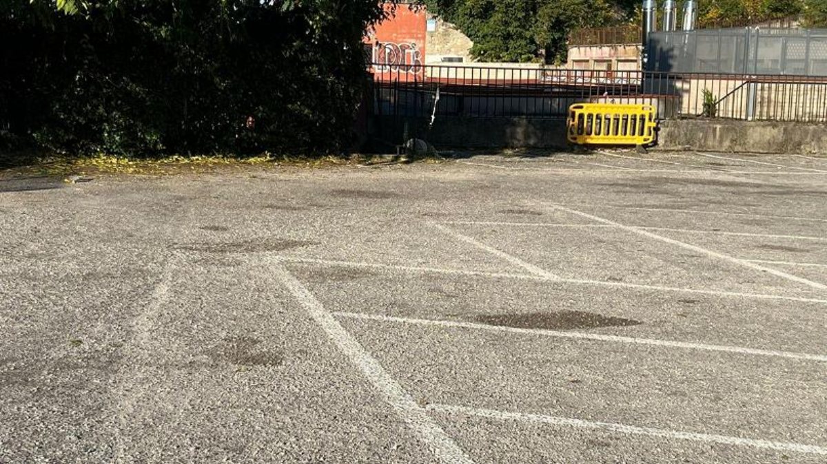 Italia, giovanissimo ucciso accoltellato al petto: “Il corpo trovato proprio lì, nel parcheggio dell’università” Italia, giovanissimo ucciso accoltellato al petto: “Il corpo trovato proprio lì, nel parcheggio dell’università”