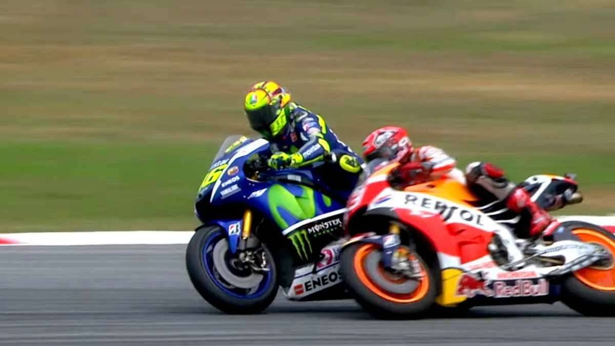 rossi marquez spunta il video inedito di sepang 2015 volevo ammazzarlo figlio di p8230 da Thesocialpost.it rossi marquez spunta il video inedito di sepang 2015 volevo ammazzarlo figlio di p8230