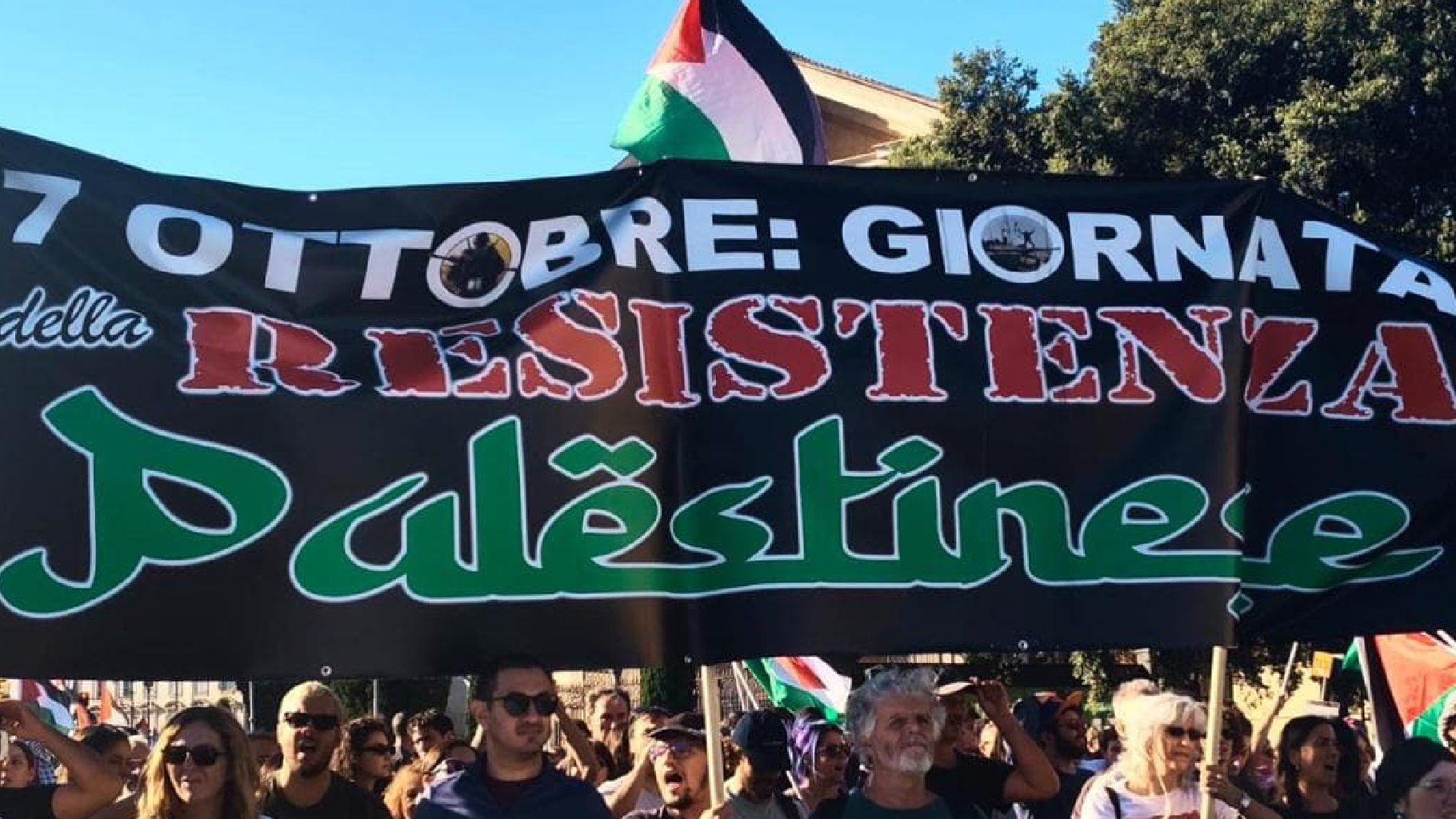 Roma, la piazza che celebra il 7 ottobre: l’orrore che la tv non mostra