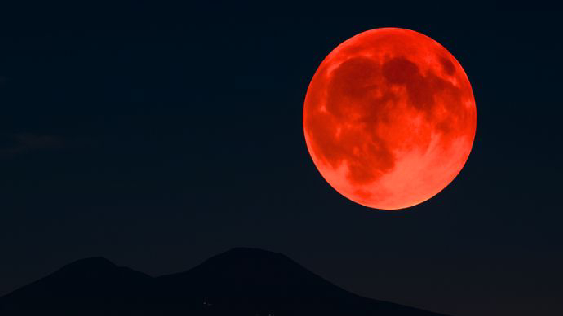 Oggi è il giorno della Superluna di fuoco: ecco quando il cielo si fa rosso