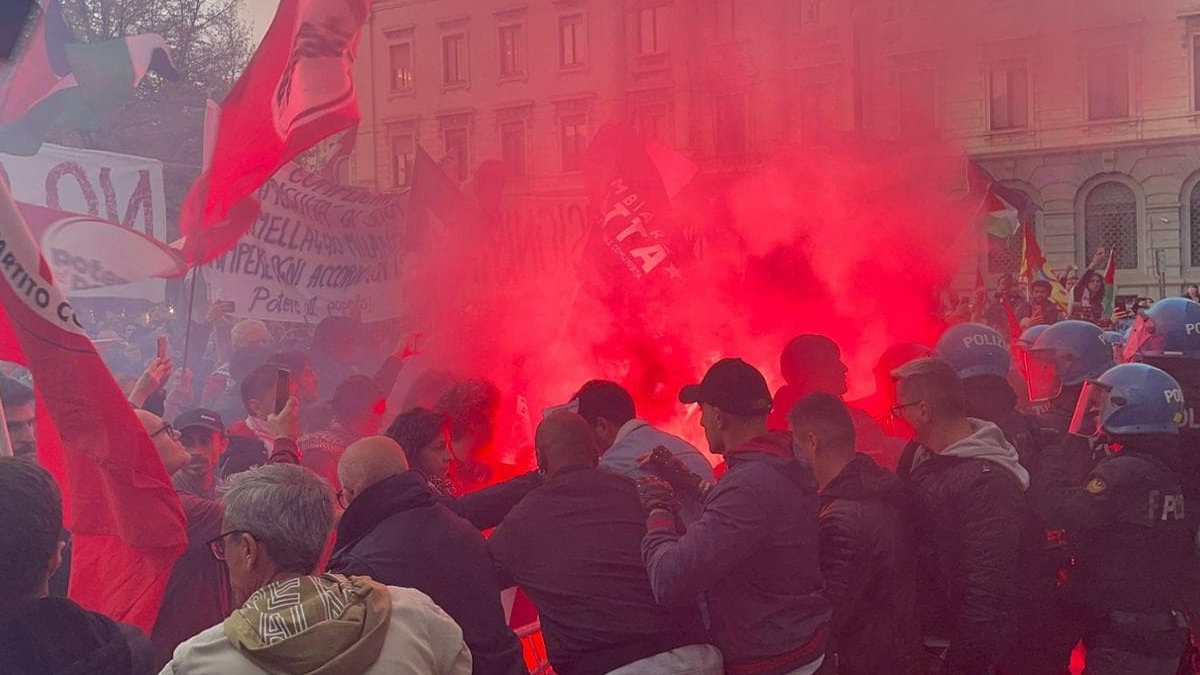 Caos a Milano, esplode la rabbia dopo il voto su Tel Aviv: scontri con la polizia Caos a Milano, esplode la rabbia dopo il voto su Tel Aviv: scontri con la polizia