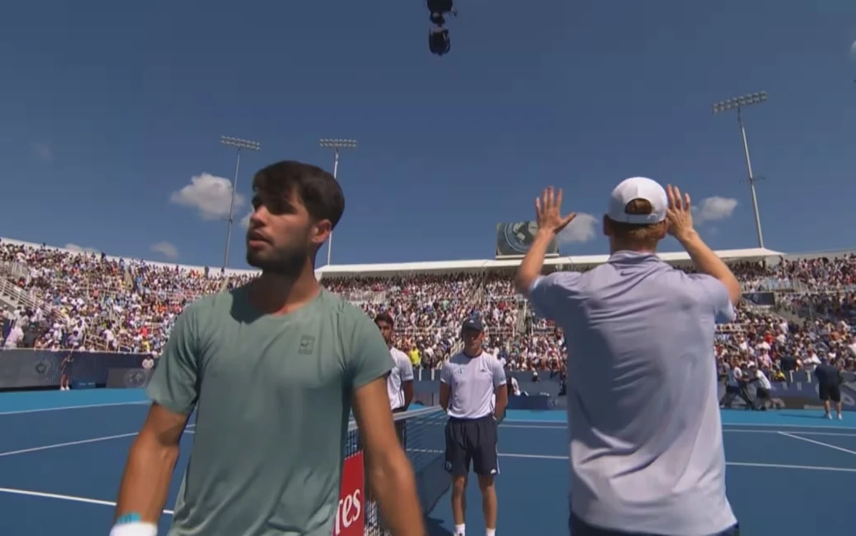 Jannik Sinner in azione durante un torneo ATP
