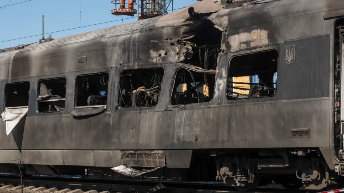 Drone russo colpisce una stazione in Ucraina: treno in fiamme, decine di feriti