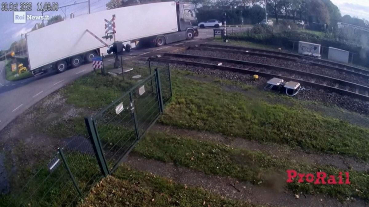 treno travolge camion olanda