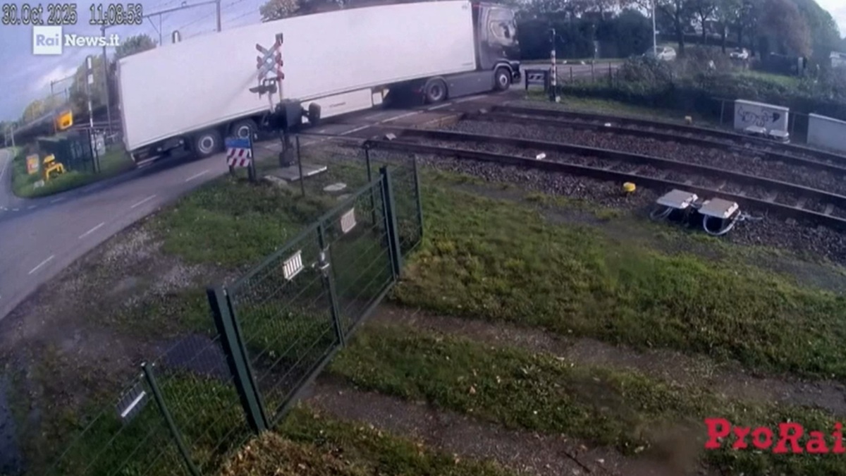 treno travolge camion olanda