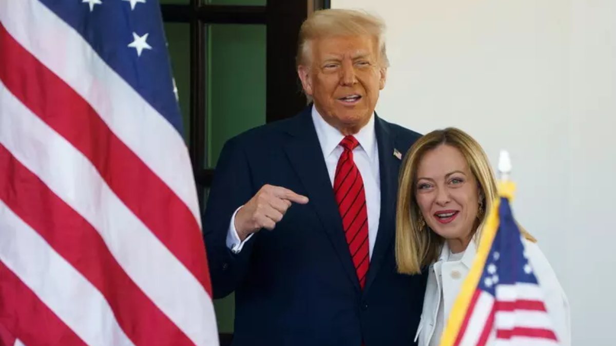 “Ma cosa le ha detto?”, Trump vede Giorgia Meloni e non si tiene! Risate “Ma cosa le ha detto?”, Trump vede Giorgia Meloni e non si tiene! Risate