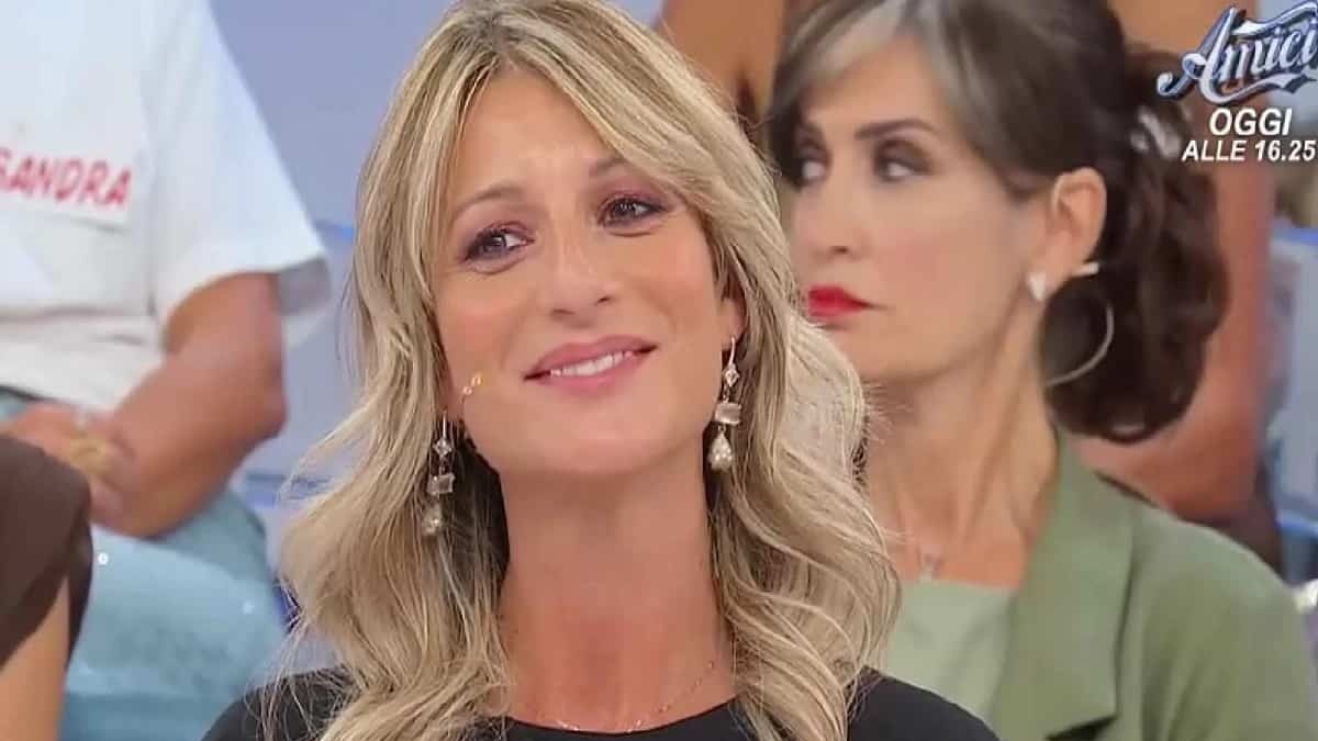 ued maria de filippi fuori di sé attacco dama