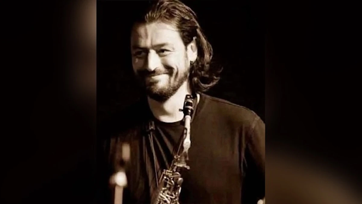 Alessandro Tomei mentre suona il sax in concerto