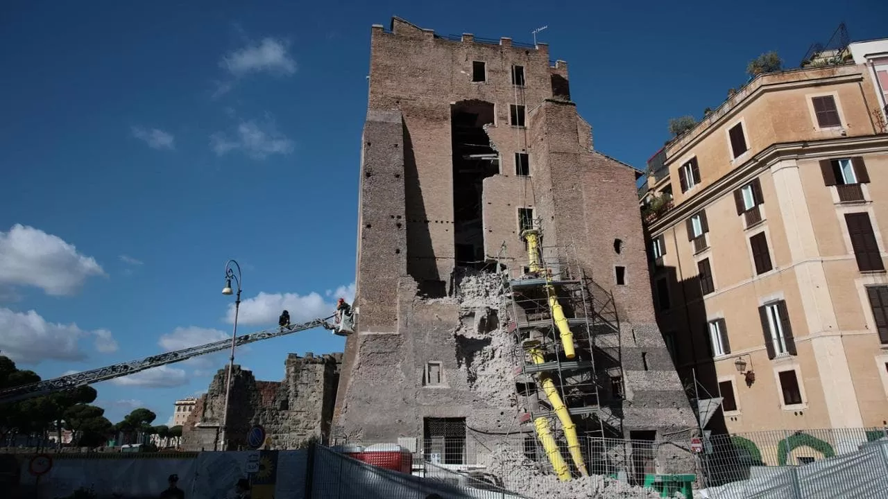 Crollo della Torre dei Conti a Roma, panico ai Fori imperiali: ancora una persona bloccata sotto Crollo della Torre dei Conti a Roma, panico ai Fori imperiali: ancora una persona bloccata sotto