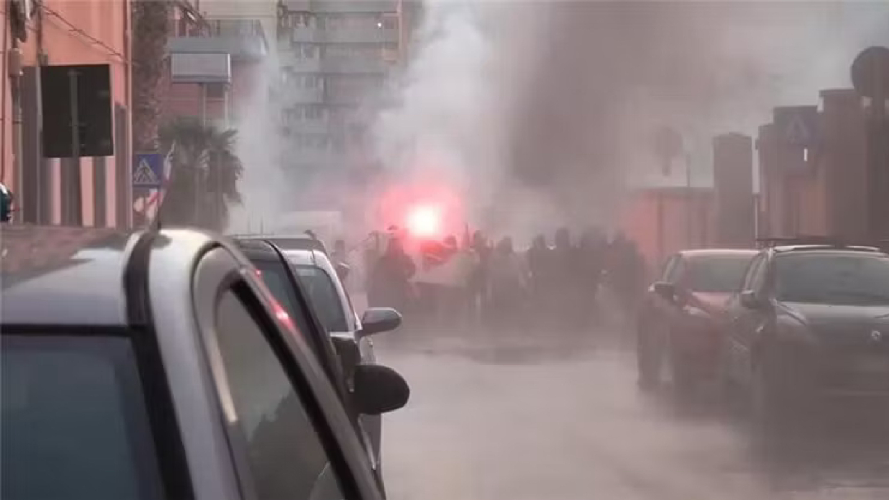 Cagliari, scontri tra antifascisti e polizia nel centro città