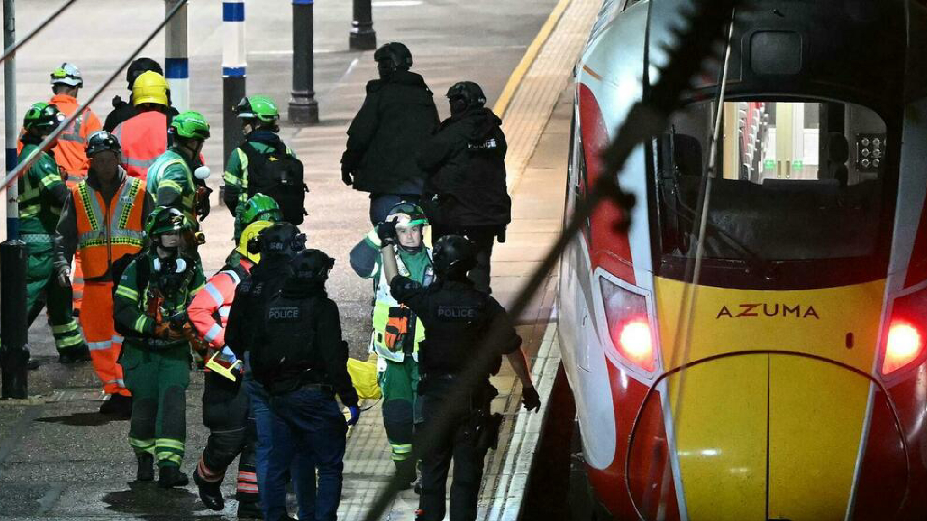 Assalto sul treno vicino Cambridge, dieci passeggeri accoltellati: due arrestati, ipotesi terrorismo Assalto sul treno vicino Cambridge, dieci passeggeri accoltellati: due arrestati, ipotesi terrorismo