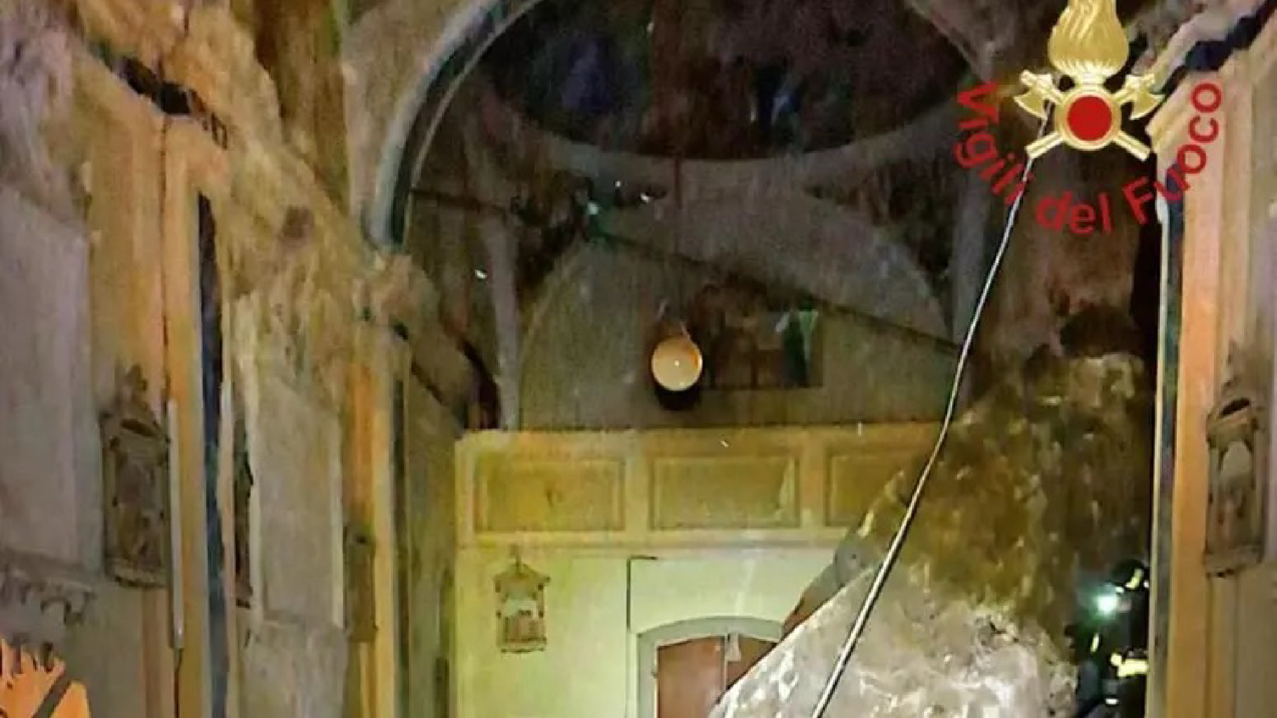 Italia: terribile frana, enorme masso sfonda le pareti di una chiesa Italia: terribile frana, enorme masso sfonda le pareti di una chiesa