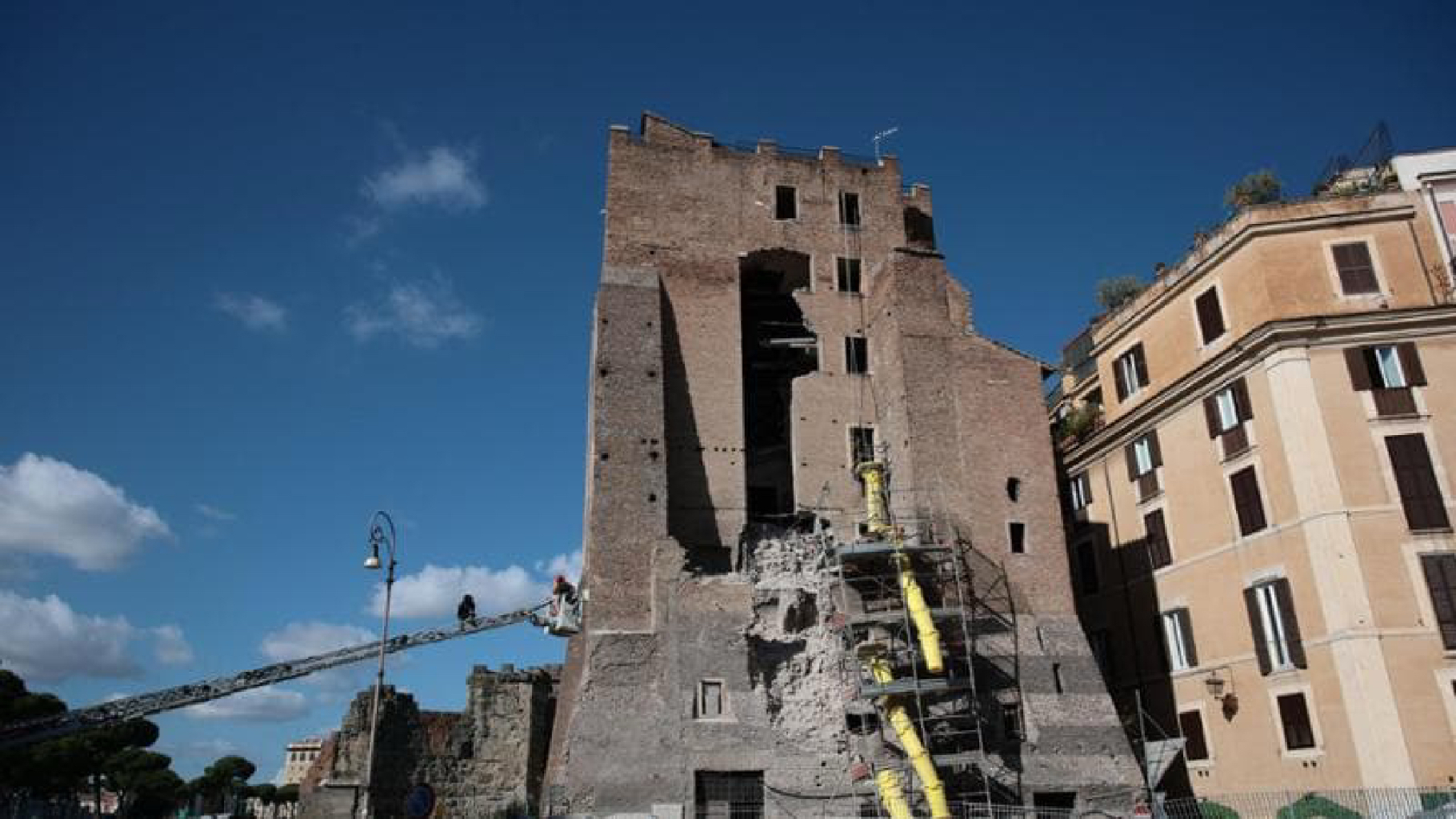 Dalla gloria medievale al cantiere mortale: la lunga caduta della Torre dei Conti