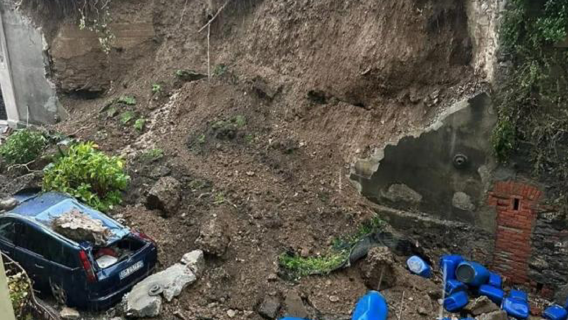 Maltempo a Genova, il Ponente sotto assedio tra frane, allagamenti e crolli. Sani e salvi gli escursionisti dispersi