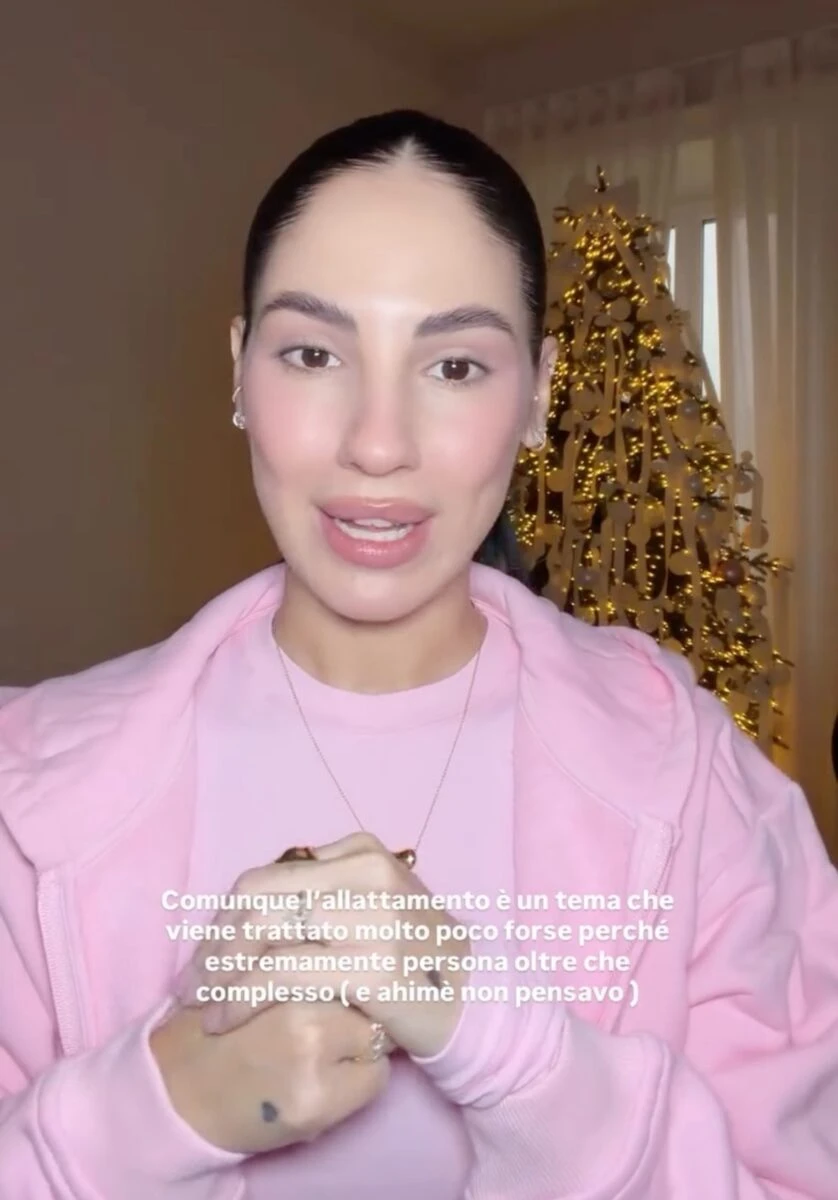 Giulia De Lellis mostra la confezione di integratori per l'allattamento