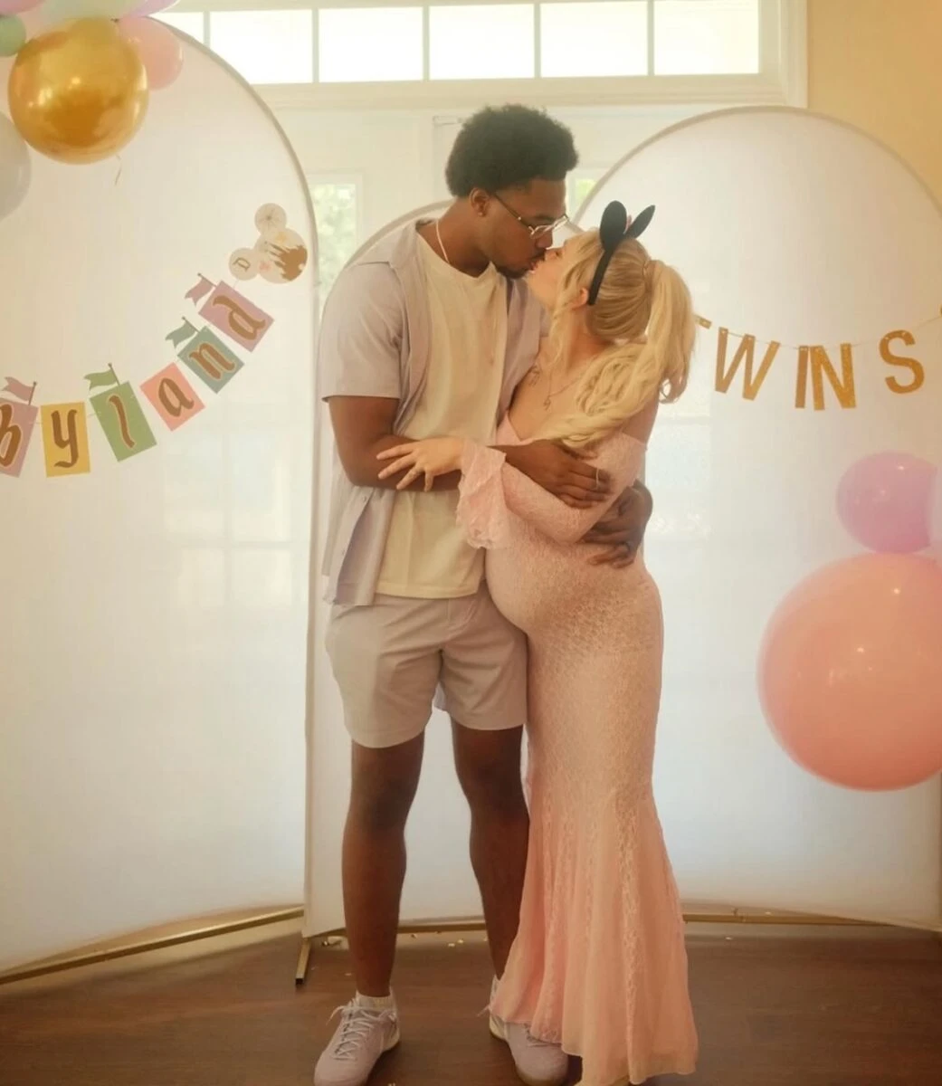 Tineke Younger e Antoine mentre annunciano la gravidanza