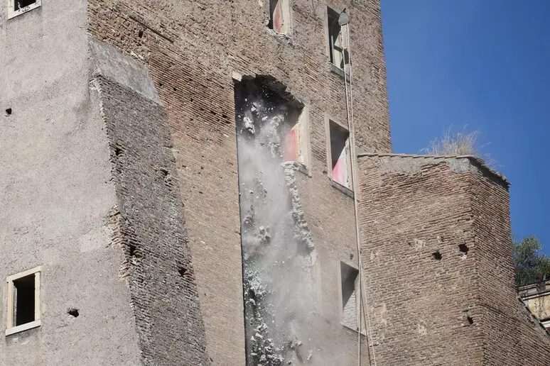 crollo della torre dei conti a roma ai fori imperiali l8217operaio bloccato tra le macerie 232 vivo