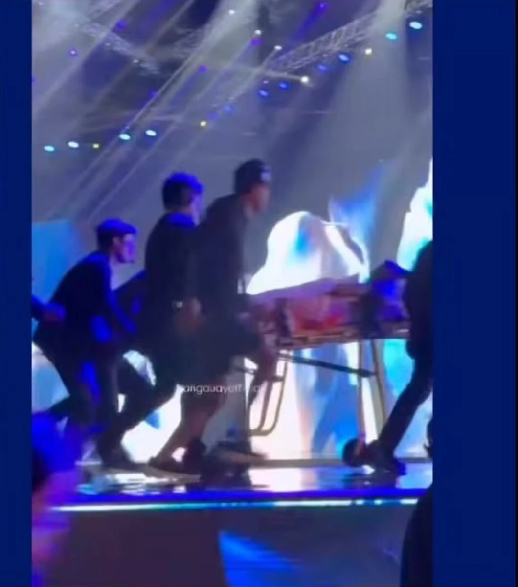 Soccorritori assistono Miss Jamaica dopo la caduta sul palco