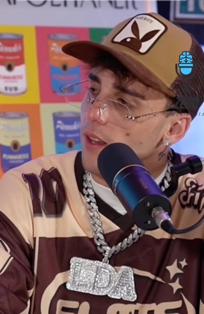 LDA emozionato durante un'intervista