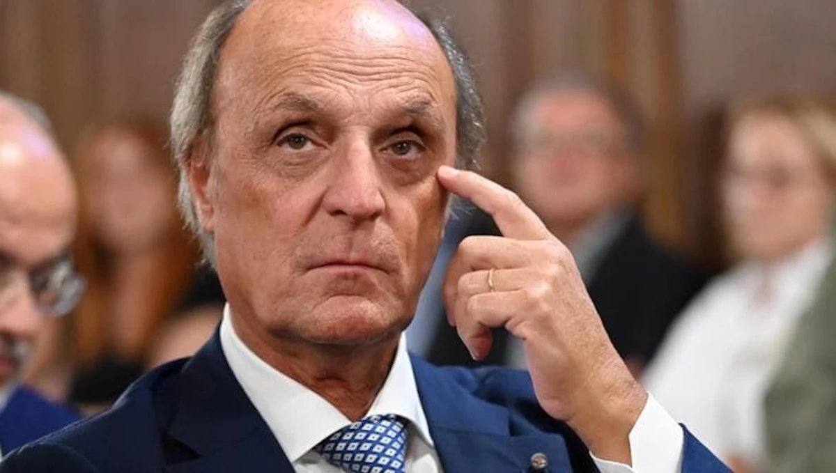 Antonio Decaro saluta i sostenitori dopo la vittoria