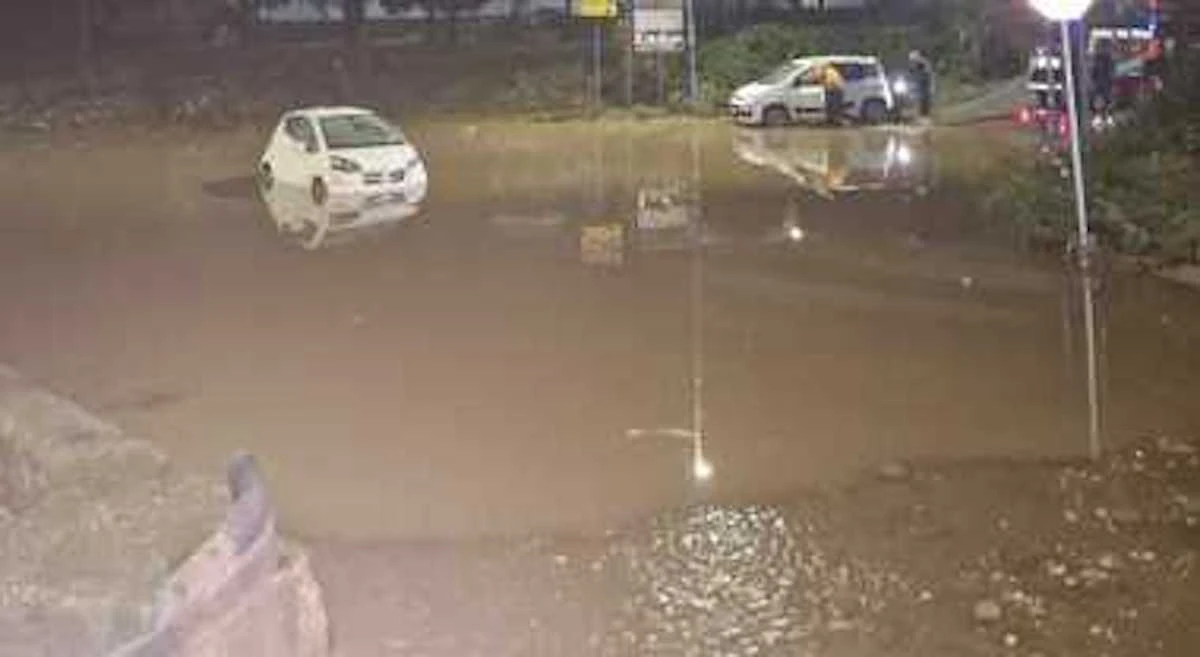 Soccorritori al lavoro tra le strade allagate di Villaricca