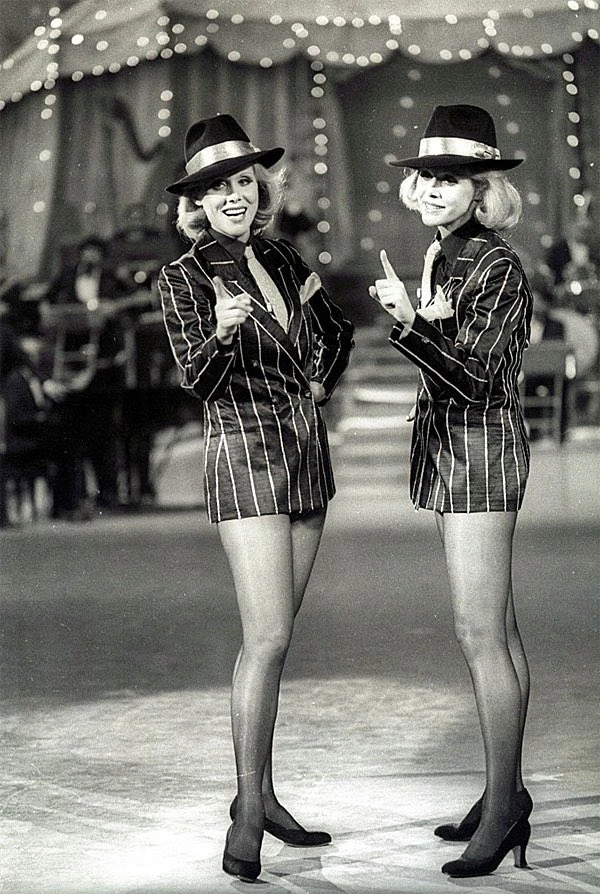 Le gemelle Kessler insieme sul palco