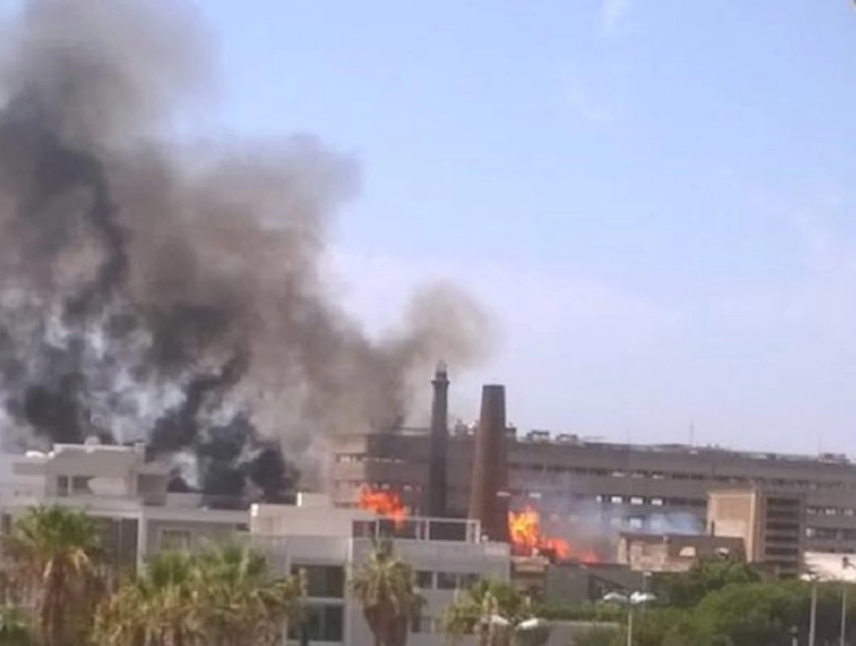 Fumo e fiamme alle Ciminiere di Catania