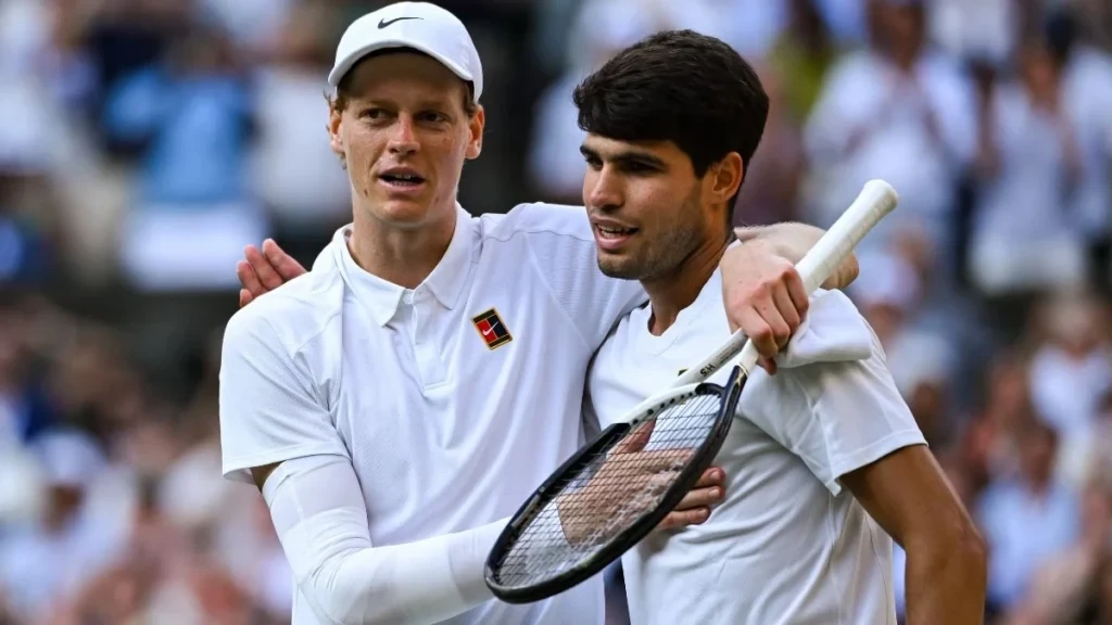 Carlos Alcaraz e Jannik Sinner durante un match