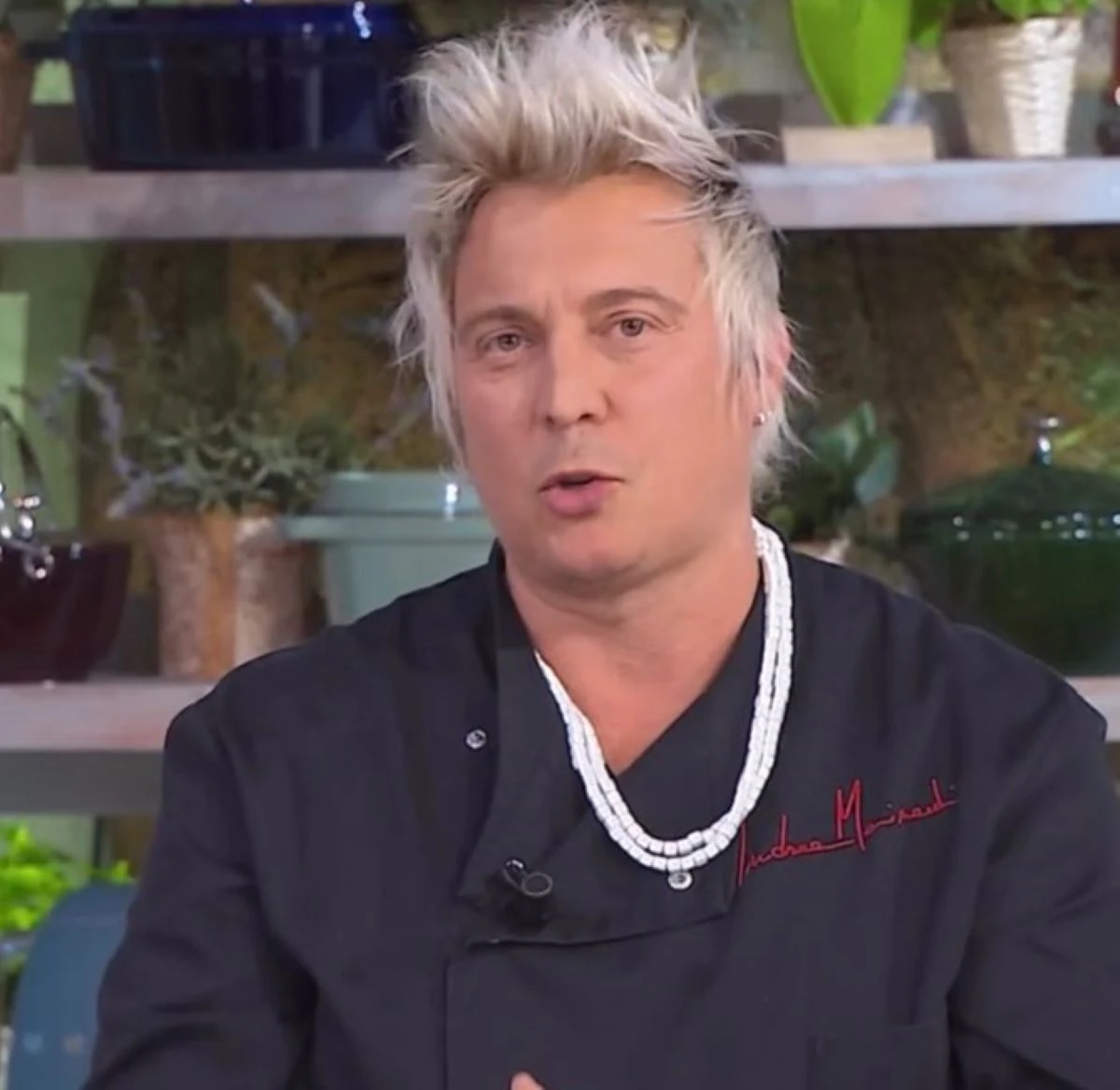 Lo chef Andrea Mainardi ai fornelli durante la trasmissione