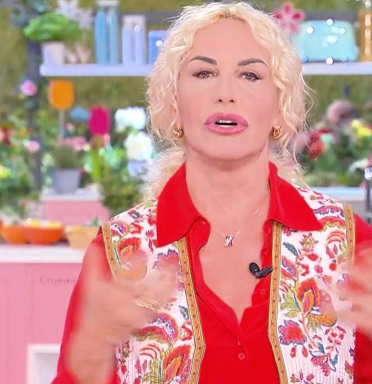 Antonella Clerici sorridente nello studio di È sempre mezzogiorno