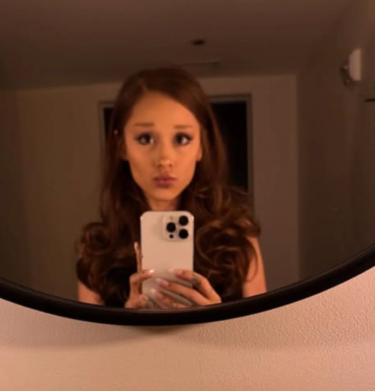 Ariana Grande sul palco del suo tour