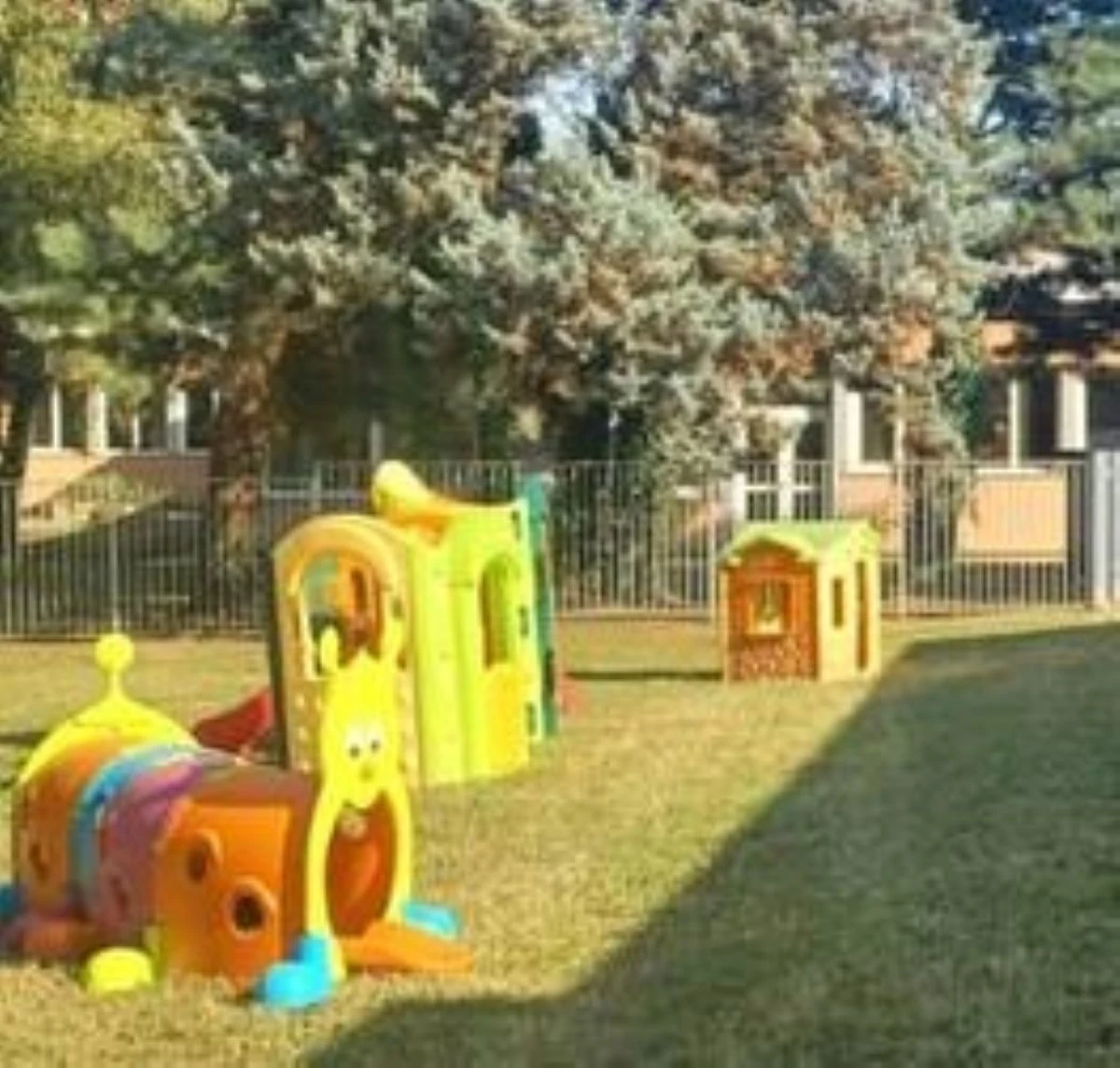 Cortile dell'asilo nido Ambarabà Ciccì Coccò di Soci, luogo della tragedia