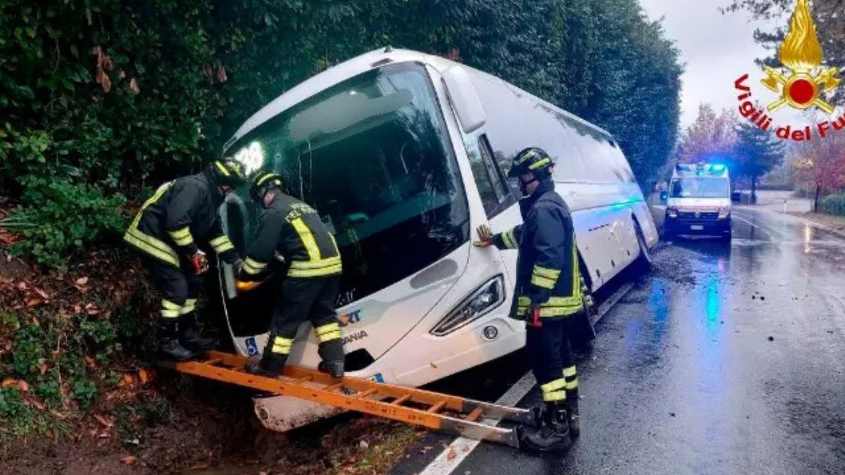 autobus finisce fuori strada persone intrappolate e vigili del fuoco sul posto cosa succede