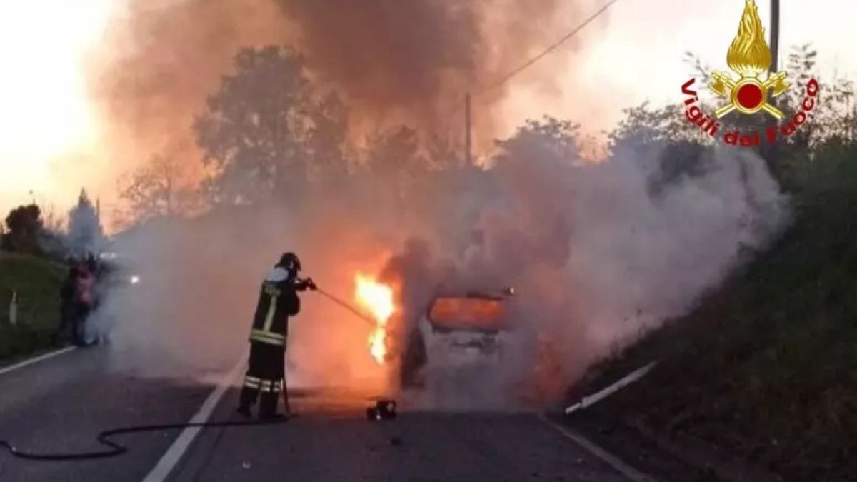 “Tutto a fuoco”. Terribile schianto tra auto e moto: morte inevitabile “Tutto a fuoco”. Terribile schianto tra auto e moto: morte inevitabile