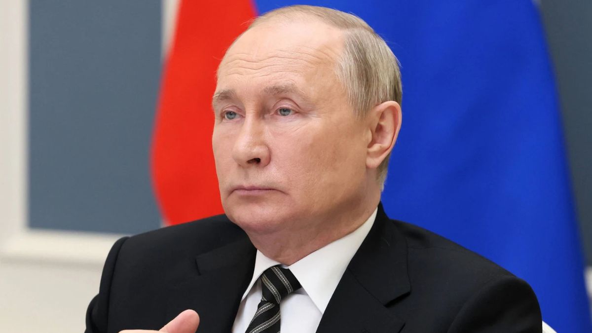 Calenda si tatua il simbolo dell’Ucraina: l’ambasciata russa lo accusa di “seguire i nazisti” Calenda si tatua il simbolo dell’Ucraina: l’ambasciata russa lo accusa di “seguire i nazisti”