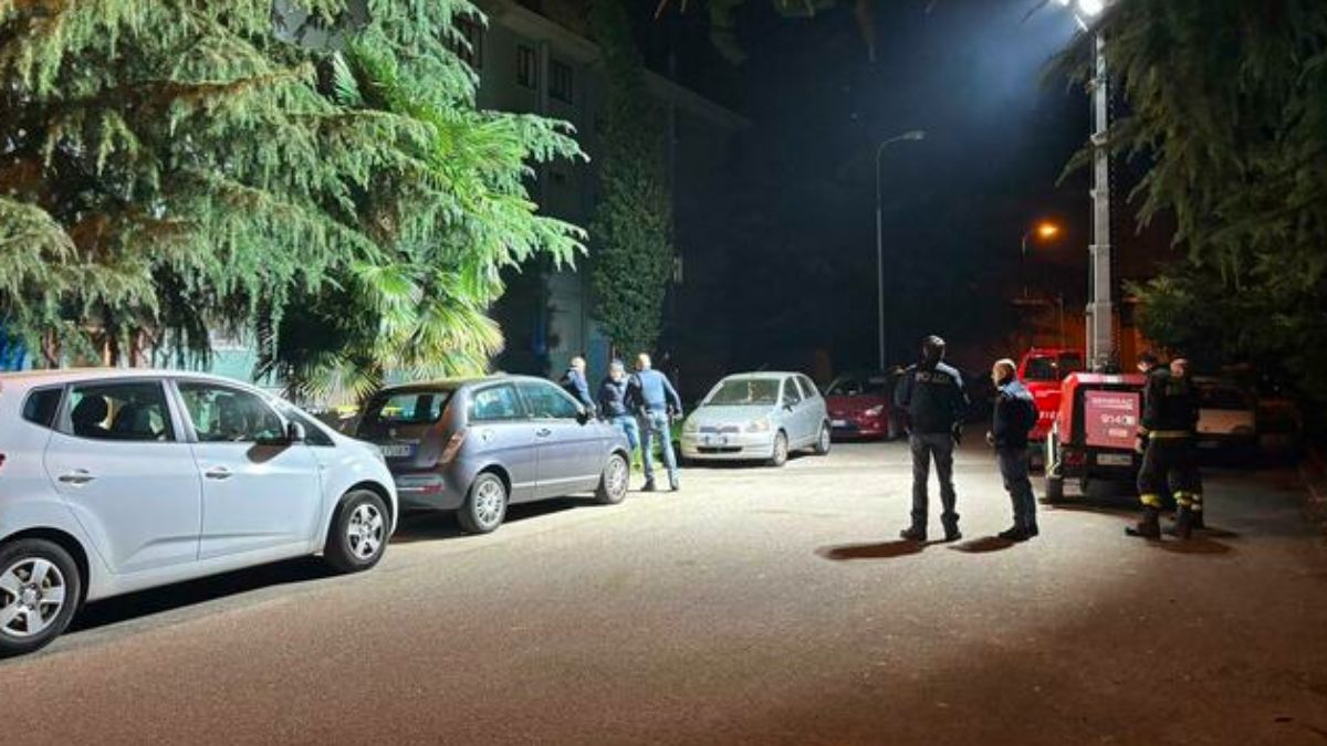 Sparatoria a Udine, quattro feriti: due gravi in ospedale. Caccia all’uomo