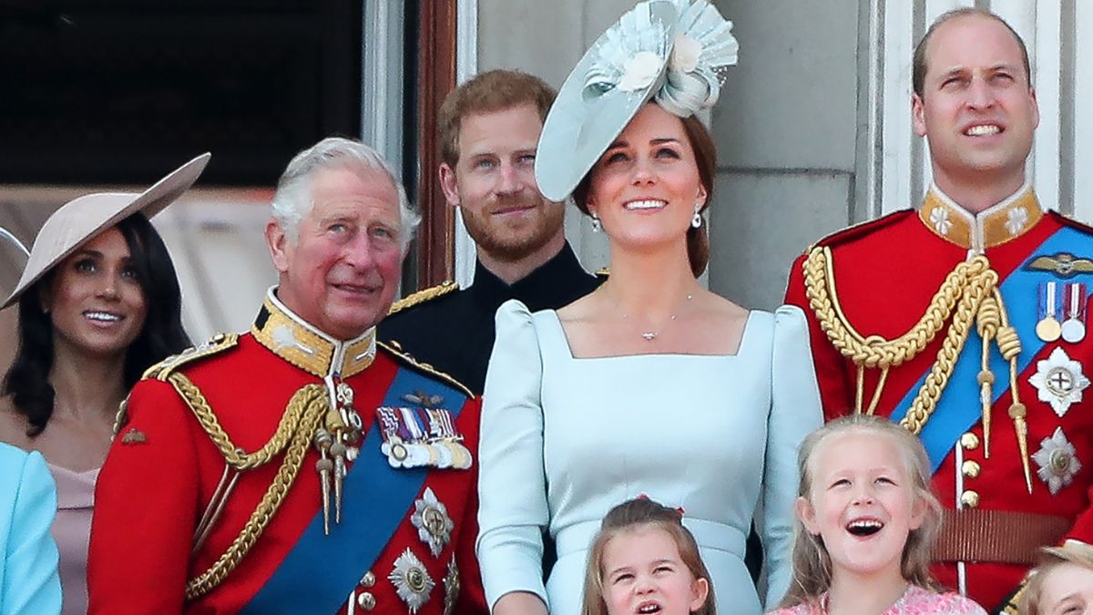 Royal Family, ancora bufera: hanno dovuto togliere quelle foto! Scandalo Royal Family, ancora bufera: hanno dovuto togliere quelle foto! Scandalo