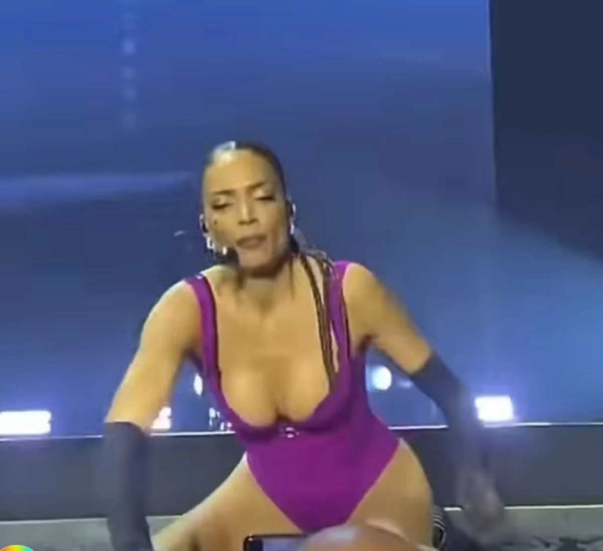 Elodie sul palco durante un concerto