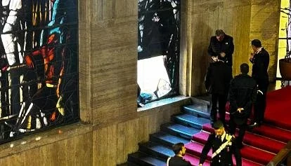 Incidente al ministero, paura per il politico: cede e finisce malissimo Incidente al ministero, paura per il politico: cede e finisce malissimo