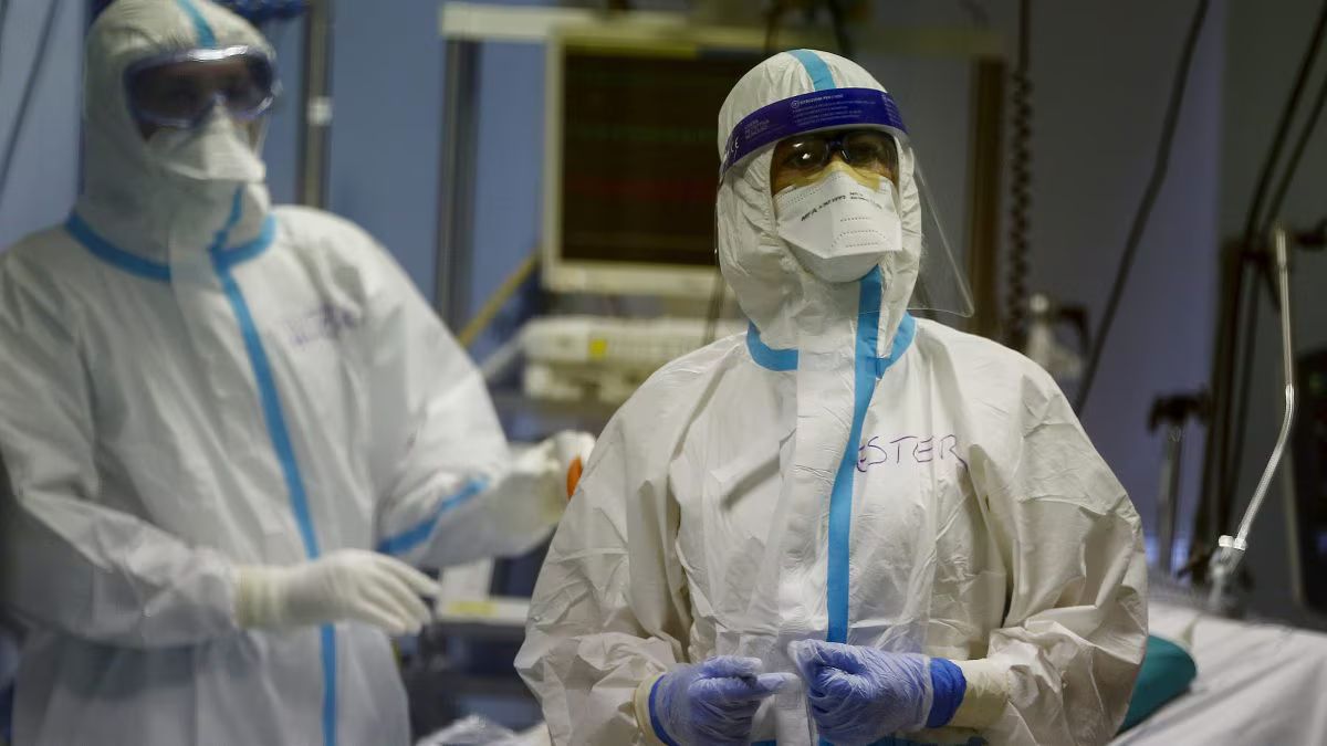 “Il virus è mutato, i vaccini non proteggono”. Boom di casi, l’allarme degli esperti