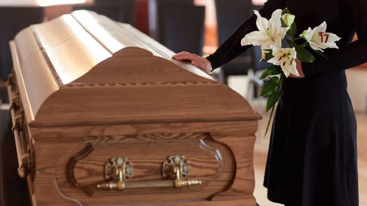“Ma cosa c’è nella bara?”. Orrore in Italia: la scoperta agghiacciante proprio durante il funerale