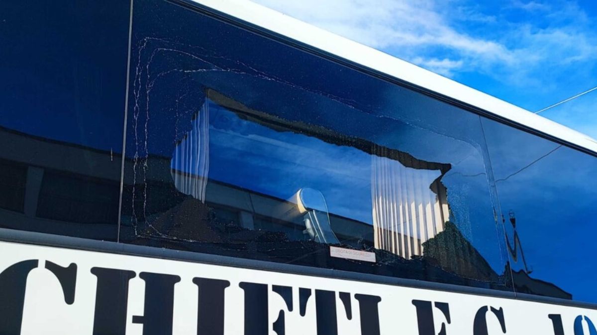 Sassi contro l’autobus del Chieti, vetri in frantumi: indaga la Digos